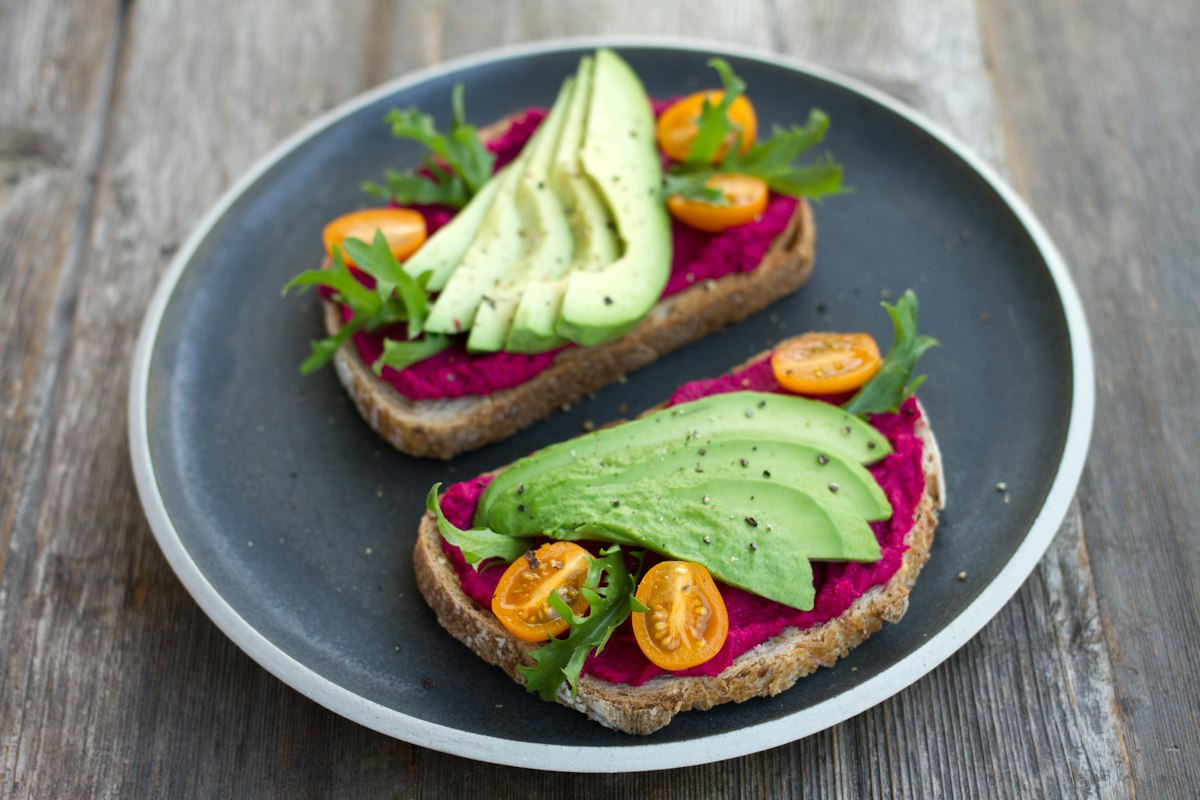 Example of a perfectly balanced meal plate with protein, vegetables, whole grains, and healthy fats